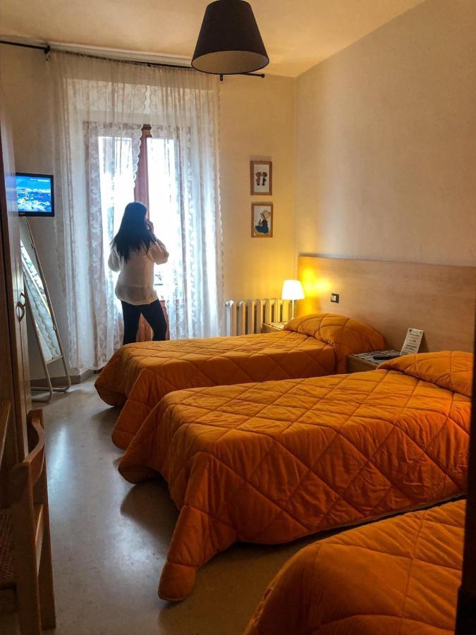 Albergo Ristorante La Torretta Кастильоне дей Пеполи Екстериор снимка