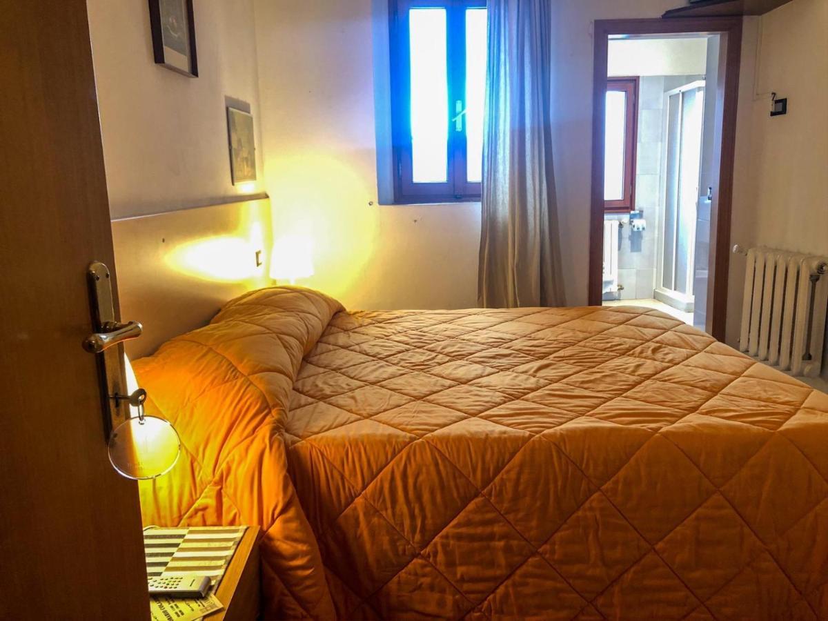 Albergo Ristorante La Torretta Кастильоне дей Пеполи Екстериор снимка