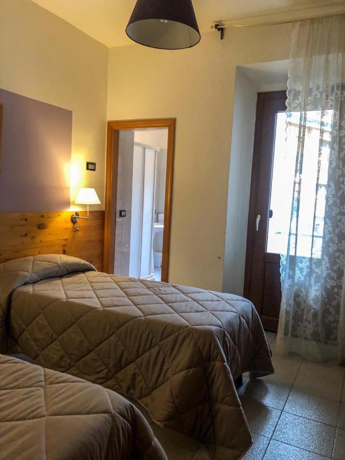 Albergo Ristorante La Torretta Кастильоне дей Пеполи Екстериор снимка