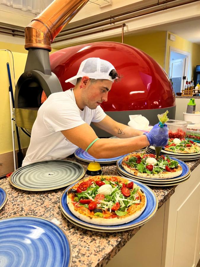 Albergo Ristorante La Torretta Кастильоне дей Пеполи Екстериор снимка