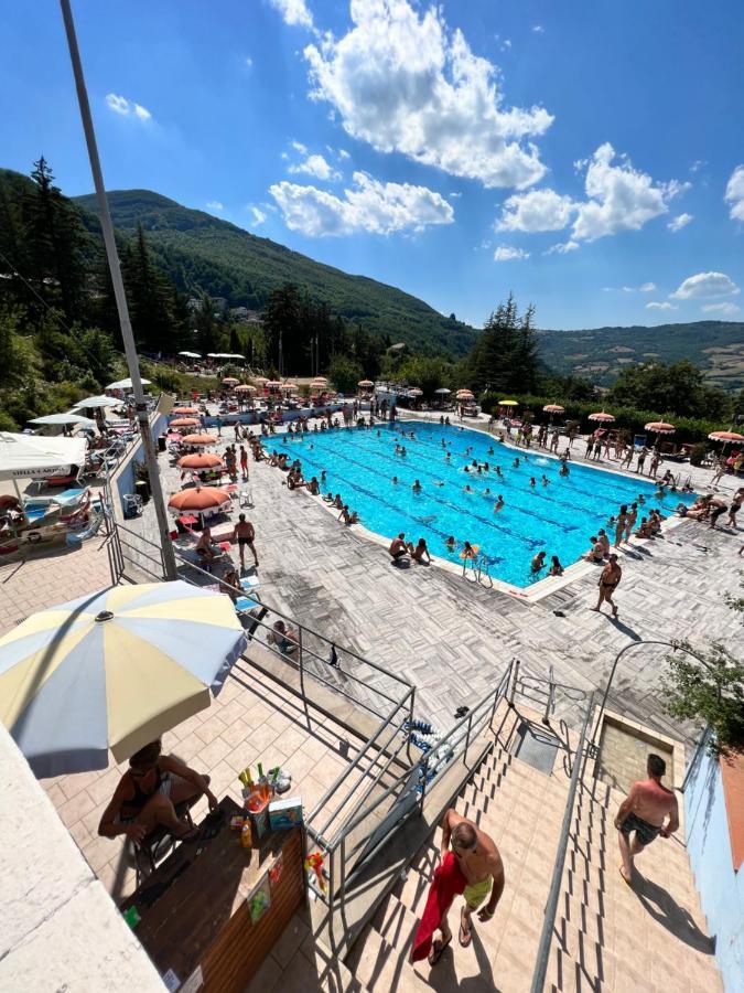 Albergo Ristorante La Torretta Кастильоне дей Пеполи Екстериор снимка