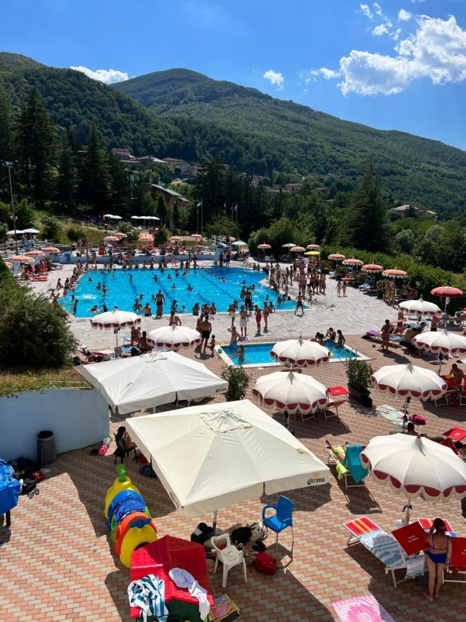 Albergo Ristorante La Torretta Кастильоне дей Пеполи Екстериор снимка