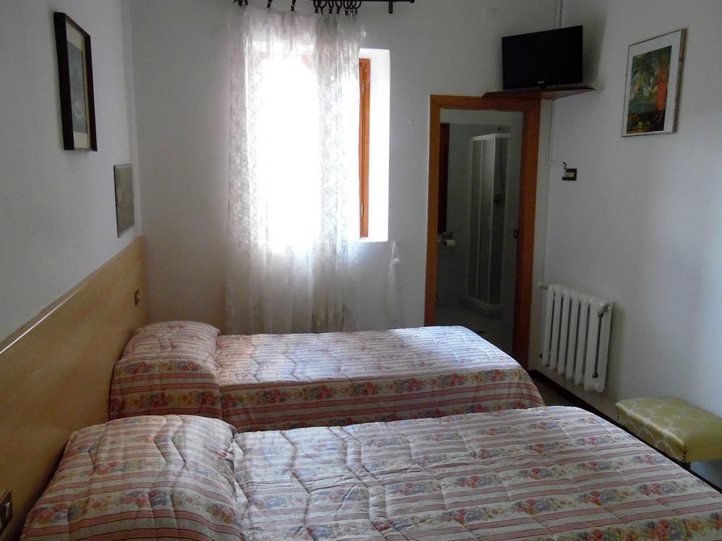 Albergo Ristorante La Torretta Кастильоне дей Пеполи Стая снимка