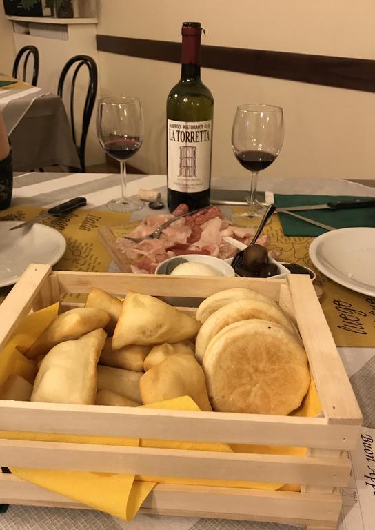 Albergo Ristorante La Torretta Кастильоне дей Пеполи Екстериор снимка