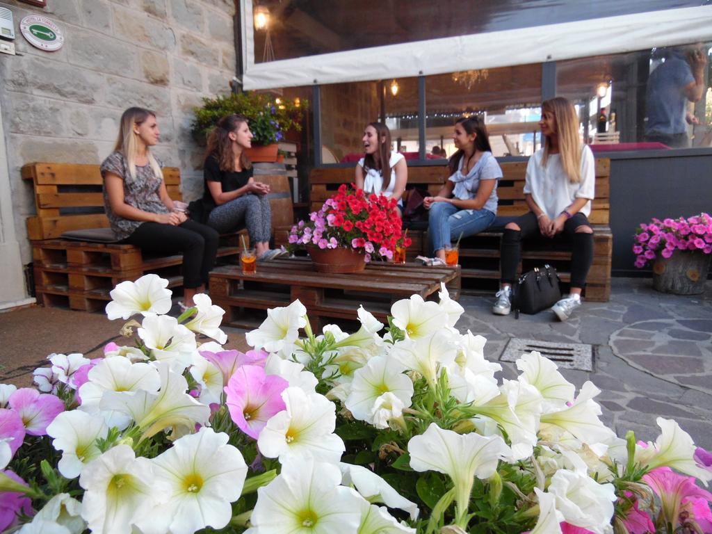 Albergo Ristorante La Torretta Кастильоне дей Пеполи Екстериор снимка