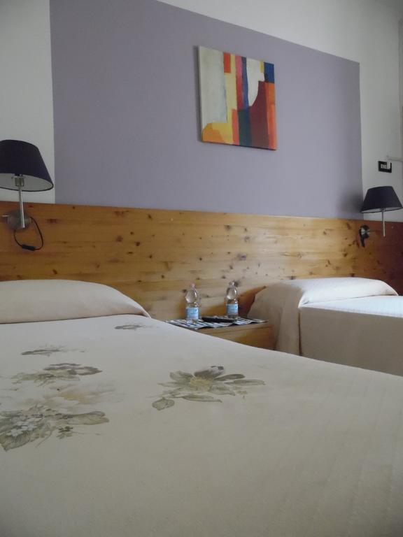 Albergo Ristorante La Torretta Кастильоне дей Пеполи Екстериор снимка